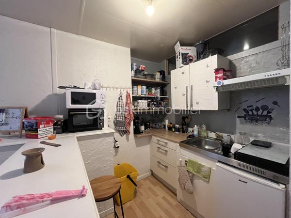 Auxonne : rue Antoine Masson, en plein centre ville, emplacement idéal, dynamique et bonne rentabilité. 
Immeuble complet en monopropriété sur 3 étages comprenant 6 appartements et 1 commerce. 
Revenus locatifs annuel ( sous réserve que tout soit loué) 42 600 euros charges comprises soit 40 920 euros / an Hors charges. 
Taxe foncière 3000 euros. Assurance immeuble : 800 euros / an. Gestion locative en direct
Chaque appartement est loué avec un forfait de 20 euros de charges/mois pour l'eau froide. Il n'y pas de compteur individuels, ni régularisation annuelle. Un seul compteur pour l'immeuble. 
Tous les appartement fonctionnent individuellement à l'électricité ( chauffage et eau chaude) 

Descriptif de l'immeuble : 
Rez-de-chaussée : Un local commercial actuellement exploité par un Kebab. Loué 600 euros. 
Appartement 1 : T1 bis 35m² actuellement vide à rénover. Dernier loyer 450 euros ( 430 + 20)
Appartement 2 : T2 45 m² loué 480 + 20 euros 
Appartement 3 :  T2 35m² loué 480 + 20 euros. DPE individuel C 
Appartement 4 : T2 35m² loué 480 + 20 euros 
Appartement 5 : T2 30m² loué 430 + 20 euros 
Appartement 6 : T2 47 m² loué 530 + 20 euros DPE individuel C 

DPE collectif immeuble E , cependant les DPE individuels nécessaires pour la location sont C-D. 
Tous les appartements ont été rénovés en 2023 sauf un.