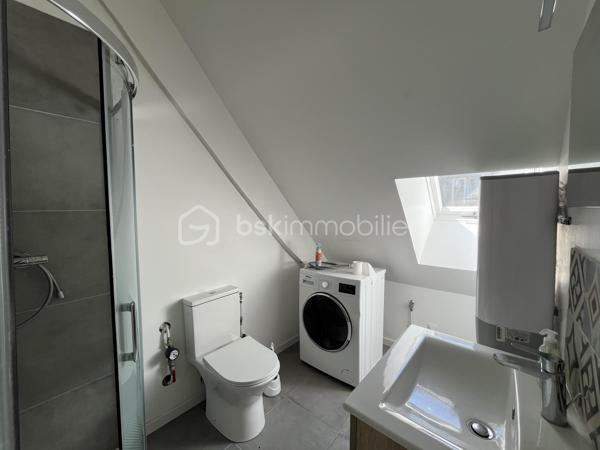 Auxonne : rue Antoine Masson, en plein centre ville, emplacement idéal, dynamique et bonne rentabilité. 
Immeuble complet en monopropriété sur 3 étages comprenant 6 appartements et 1 commerce. 
Revenus locatifs annuel ( sous réserve que tout soit loué) 42 600 euros charges comprises soit 40 920 euros / an Hors charges. 
Taxe foncière 3000 euros. Assurance immeuble : 800 euros / an. Gestion locative en direct
Chaque appartement est loué avec un forfait de 20 euros de charges/mois pour l'eau froide. Il n'y pas de compteur individuels, ni régularisation annuelle. Un seul compteur pour l'immeuble. 
Tous les appartement fonctionnent individuellement à l'électricité ( chauffage et eau chaude) 

Descriptif de l'immeuble : 
Rez-de-chaussée : Un local commercial actuellement exploité par un Kebab. Loué 600 euros. 
Appartement 1 : T1 bis 35m² actuellement vide à rénover. Dernier loyer 450 euros ( 430 + 20)
Appartement 2 : T2 45 m² loué 480 + 20 euros 
Appartement 3 :  T2 35m² loué 480 + 20 euros. DPE individuel C 
Appartement 4 : T2 35m² loué 480 + 20 euros 
Appartement 5 : T2 30m² loué 430 + 20 euros 
Appartement 6 : T2 47 m² loué 530 + 20 euros DPE individuel C 

DPE collectif immeuble E , cependant les DPE individuels nécessaires pour la location sont C-D. 
Tous les appartements ont été rénovés en 2023 sauf un.