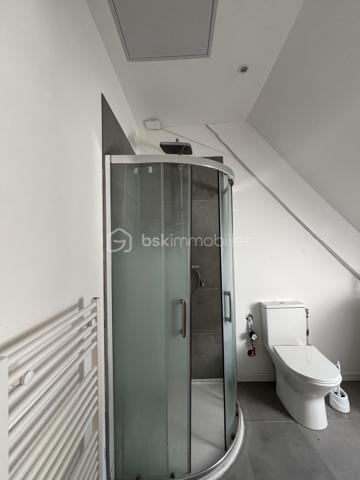 Auxonne : rue Antoine Masson, en plein centre ville, emplacement idéal, dynamique et bonne rentabilité. 
Immeuble complet en monopropriété sur 3 étages comprenant 6 appartements et 1 commerce. 
Revenus locatifs annuel ( sous réserve que tout soit loué) 42 600 euros charges comprises soit 40 920 euros / an Hors charges. 
Taxe foncière 3000 euros. Assurance immeuble : 800 euros / an. Gestion locative en direct
Chaque appartement est loué avec un forfait de 20 euros de charges/mois pour l'eau froide. Il n'y pas de compteur individuels, ni régularisation annuelle. Un seul compteur pour l'immeuble. 
Tous les appartement fonctionnent individuellement à l'électricité ( chauffage et eau chaude) 

Descriptif de l'immeuble : 
Rez-de-chaussée : Un local commercial actuellement exploité par un Kebab. Loué 600 euros. 
Appartement 1 : T1 bis 35m² actuellement vide à rénover. Dernier loyer 450 euros ( 430 + 20)
Appartement 2 : T2 45 m² loué 480 + 20 euros 
Appartement 3 :  T2 35m² loué 480 + 20 euros. DPE individuel C 
Appartement 4 : T2 35m² loué 480 + 20 euros 
Appartement 5 : T2 30m² loué 430 + 20 euros 
Appartement 6 : T2 47 m² loué 530 + 20 euros DPE individuel C 

DPE collectif immeuble E , cependant les DPE individuels nécessaires pour la location sont C-D. 
Tous les appartements ont été rénovés en 2023 sauf un.