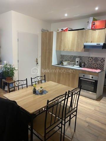 Auxonne : rue Antoine Masson, en plein centre ville, emplacement idéal, dynamique et bonne rentabilité. 
Immeuble complet en monopropriété sur 3 étages comprenant 6 appartements et 1 commerce. 
Revenus locatifs annuel ( sous réserve que tout soit loué) 42 600 euros charges comprises soit 40 920 euros / an Hors charges. 
Taxe foncière 3000 euros. Assurance immeuble : 800 euros / an. Gestion locative en direct
Chaque appartement est loué avec un forfait de 20 euros de charges/mois pour l'eau froide. Il n'y pas de compteur individuels, ni régularisation annuelle. Un seul compteur pour l'immeuble. 
Tous les appartement fonctionnent individuellement à l'électricité ( chauffage et eau chaude) 

Descriptif de l'immeuble : 
Rez-de-chaussée : Un local commercial actuellement exploité par un Kebab. Loué 600 euros. 
Appartement 1 : T1 bis 35m² actuellement vide à rénover. Dernier loyer 450 euros ( 430 + 20)
Appartement 2 : T2 45 m² loué 480 + 20 euros 
Appartement 3 :  T2 35m² loué 480 + 20 euros. DPE individuel C 
Appartement 4 : T2 35m² loué 480 + 20 euros 
Appartement 5 : T2 30m² loué 430 + 20 euros 
Appartement 6 : T2 47 m² loué 530 + 20 euros DPE individuel C 

DPE collectif immeuble E , cependant les DPE individuels nécessaires pour la location sont C-D. 
Tous les appartements ont été rénovés en 2023 sauf un.