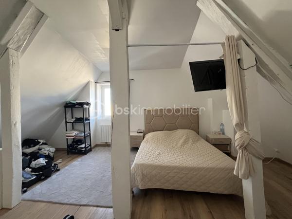 Auxonne : rue Antoine Masson, en plein centre ville, emplacement idéal, dynamique et bonne rentabilité. 
Immeuble complet en monopropriété sur 3 étages comprenant 6 appartements et 1 commerce. 
Revenus locatifs annuel ( sous réserve que tout soit loué) 42 600 euros charges comprises soit 40 920 euros / an Hors charges. 
Taxe foncière 3000 euros. Assurance immeuble : 800 euros / an. Gestion locative en direct
Chaque appartement est loué avec un forfait de 20 euros de charges/mois pour l'eau froide. Il n'y pas de compteur individuels, ni régularisation annuelle. Un seul compteur pour l'immeuble. 
Tous les appartement fonctionnent individuellement à l'électricité ( chauffage et eau chaude) 

Descriptif de l'immeuble : 
Rez-de-chaussée : Un local commercial actuellement exploité par un Kebab. Loué 600 euros. 
Appartement 1 : T1 bis 35m² actuellement vide à rénover. Dernier loyer 450 euros ( 430 + 20)
Appartement 2 : T2 45 m² loué 480 + 20 euros 
Appartement 3 :  T2 35m² loué 480 + 20 euros. DPE individuel C 
Appartement 4 : T2 35m² loué 480 + 20 euros 
Appartement 5 : T2 30m² loué 430 + 20 euros 
Appartement 6 : T2 47 m² loué 530 + 20 euros DPE individuel C 

DPE collectif immeuble E , cependant les DPE individuels nécessaires pour la location sont C-D. 
Tous les appartements ont été rénovés en 2023 sauf un.