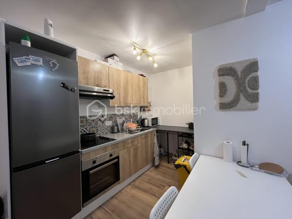 Auxonne : rue Antoine Masson, en plein centre ville, emplacement idéal, dynamique et bonne rentabilité. 
Immeuble complet en monopropriété sur 3 étages comprenant 6 appartements et 1 commerce. 
Revenus locatifs annuel ( sous réserve que tout soit loué) 42 600 euros charges comprises soit 40 920 euros / an Hors charges. 
Taxe foncière 3000 euros. Assurance immeuble : 800 euros / an. Gestion locative en direct
Chaque appartement est loué avec un forfait de 20 euros de charges/mois pour l'eau froide. Il n'y pas de compteur individuels, ni régularisation annuelle. Un seul compteur pour l'immeuble. 
Tous les appartement fonctionnent individuellement à l'électricité ( chauffage et eau chaude) 

Descriptif de l'immeuble : 
Rez-de-chaussée : Un local commercial actuellement exploité par un Kebab. Loué 600 euros. 
Appartement 1 : T1 bis 35m² actuellement vide à rénover. Dernier loyer 450 euros ( 430 + 20)
Appartement 2 : T2 45 m² loué 480 + 20 euros 
Appartement 3 :  T2 35m² loué 480 + 20 euros. DPE individuel C 
Appartement 4 : T2 35m² loué 480 + 20 euros 
Appartement 5 : T2 30m² loué 430 + 20 euros 
Appartement 6 : T2 47 m² loué 530 + 20 euros DPE individuel C 

DPE collectif immeuble E , cependant les DPE individuels nécessaires pour la location sont C-D. 
Tous les appartements ont été rénovés en 2023 sauf un.