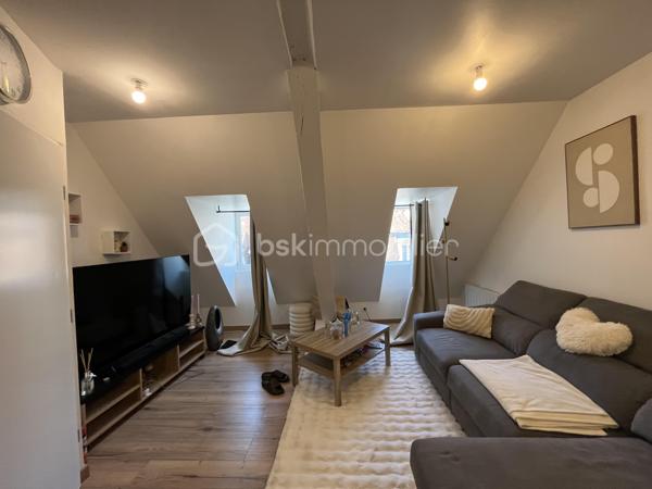 Auxonne : rue Antoine Masson, en plein centre ville, emplacement idéal, dynamique et bonne rentabilité. 
Immeuble complet en monopropriété sur 3 étages comprenant 6 appartements et 1 commerce. 
Revenus locatifs annuel ( sous réserve que tout soit loué) 42 600 euros charges comprises soit 40 920 euros / an Hors charges. 
Taxe foncière 3000 euros. Assurance immeuble : 800 euros / an. Gestion locative en direct
Chaque appartement est loué avec un forfait de 20 euros de charges/mois pour l'eau froide. Il n'y pas de compteur individuels, ni régularisation annuelle. Un seul compteur pour l'immeuble. 
Tous les appartement fonctionnent individuellement à l'électricité ( chauffage et eau chaude) 

Descriptif de l'immeuble : 
Rez-de-chaussée : Un local commercial actuellement exploité par un Kebab. Loué 600 euros. 
Appartement 1 : T1 bis 35m² actuellement vide à rénover. Dernier loyer 450 euros ( 430 + 20)
Appartement 2 : T2 45 m² loué 480 + 20 euros 
Appartement 3 :  T2 35m² loué 480 + 20 euros. DPE individuel C 
Appartement 4 : T2 35m² loué 480 + 20 euros 
Appartement 5 : T2 30m² loué 430 + 20 euros 
Appartement 6 : T2 47 m² loué 530 + 20 euros DPE individuel C 

DPE collectif immeuble E , cependant les DPE individuels nécessaires pour la location sont C-D. 
Tous les appartements ont été rénovés en 2023 sauf un.