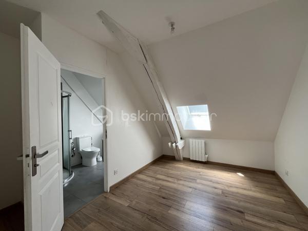 Auxonne : rue Antoine Masson, en plein centre ville, emplacement idéal, dynamique et bonne rentabilité. 
Immeuble complet en monopropriété sur 3 étages comprenant 6 appartements et 1 commerce. 
Revenus locatifs annuel ( sous réserve que tout soit loué) 42 600 euros charges comprises soit 40 920 euros / an Hors charges. 
Taxe foncière 3000 euros. Assurance immeuble : 800 euros / an. Gestion locative en direct
Chaque appartement est loué avec un forfait de 20 euros de charges/mois pour l'eau froide. Il n'y pas de compteur individuels, ni régularisation annuelle. Un seul compteur pour l'immeuble. 
Tous les appartement fonctionnent individuellement à l'électricité ( chauffage et eau chaude) 

Descriptif de l'immeuble : 
Rez-de-chaussée : Un local commercial actuellement exploité par un Kebab. Loué 600 euros. 
Appartement 1 : T1 bis 35m² actuellement vide à rénover. Dernier loyer 450 euros ( 430 + 20)
Appartement 2 : T2 45 m² loué 480 + 20 euros 
Appartement 3 :  T2 35m² loué 480 + 20 euros. DPE individuel C 
Appartement 4 : T2 35m² loué 480 + 20 euros 
Appartement 5 : T2 30m² loué 430 + 20 euros 
Appartement 6 : T2 47 m² loué 530 + 20 euros DPE individuel C 

DPE collectif immeuble E , cependant les DPE individuels nécessaires pour la location sont C-D. 
Tous les appartements ont été rénovés en 2023 sauf un.