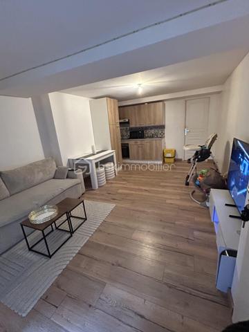 Auxonne : rue Antoine Masson, en plein centre ville, emplacement idéal, dynamique et bonne rentabilité. 
Immeuble complet en monopropriété sur 3 étages comprenant 6 appartements et 1 commerce. 
Revenus locatifs annuel ( sous réserve que tout soit loué) 42 600 euros charges comprises soit 40 920 euros / an Hors charges. 
Taxe foncière 3000 euros. Assurance immeuble : 800 euros / an. Gestion locative en direct
Chaque appartement est loué avec un forfait de 20 euros de charges/mois pour l'eau froide. Il n'y pas de compteur individuels, ni régularisation annuelle. Un seul compteur pour l'immeuble. 
Tous les appartement fonctionnent individuellement à l'électricité ( chauffage et eau chaude) 

Descriptif de l'immeuble : 
Rez-de-chaussée : Un local commercial actuellement exploité par un Kebab. Loué 600 euros. 
Appartement 1 : T1 bis 35m² actuellement vide à rénover. Dernier loyer 450 euros ( 430 + 20)
Appartement 2 : T2 45 m² loué 480 + 20 euros 
Appartement 3 :  T2 35m² loué 480 + 20 euros. DPE individuel C 
Appartement 4 : T2 35m² loué 480 + 20 euros 
Appartement 5 : T2 30m² loué 430 + 20 euros 
Appartement 6 : T2 47 m² loué 530 + 20 euros DPE individuel C 

DPE collectif immeuble E , cependant les DPE individuels nécessaires pour la location sont C-D. 
Tous les appartements ont été rénovés en 2023 sauf un.