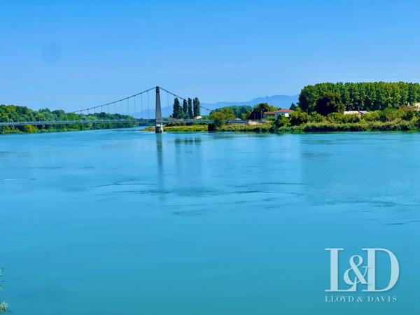 Ténement immobilier 800 m2 au bord du Rhône