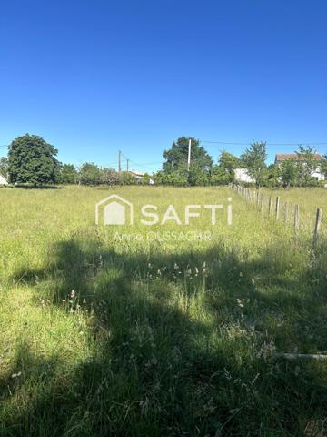 Terrain à bâtir de 1636m2, alliant tranquillité dans un environnement verdoyant et à proximité des commodités.