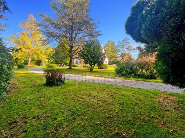 Maison de Caractère, Chambres d'Hôtes Clé en Main, Classe B, Entresol Loisirs & Garage,Propriété 5600m² Meublée, Sans Travaux!