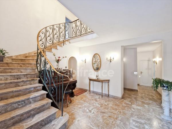 Maison de Caractère, Chambres d'Hôtes Clé en Main, Classe B, Entresol Loisirs & Garage,Propriété 5600m² Meublée, Sans Travaux!