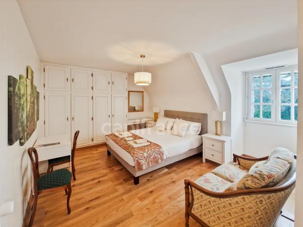 Maison de Caractère, Chambres d'Hôtes Clé en Main, Classe B, Entresol Loisirs & Garage,Propriété 5600m² Meublée, Sans Travaux!