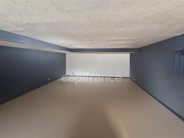 Maison de Caractère, Chambres d'Hôtes Clé en Main, Classe B, Entresol Loisirs & Garage,Propriété 5600m² Meublée, Sans Travaux!