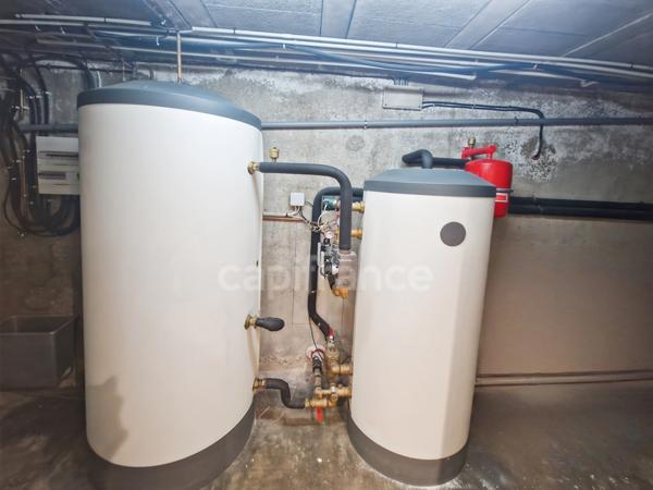 Maison de Caractère, Chambres d'Hôtes Clé en Main, Classe B, Entresol Loisirs & Garage,Propriété 5600m² Meublée, Sans Travaux!