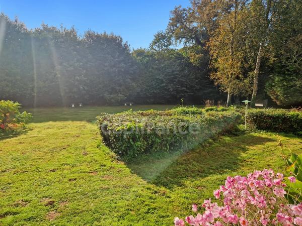 Maison de Caractère, Chambres d'Hôtes Clé en Main, Classe B, Entresol Loisirs & Garage,Propriété 5600m² Meublée, Sans Travaux!