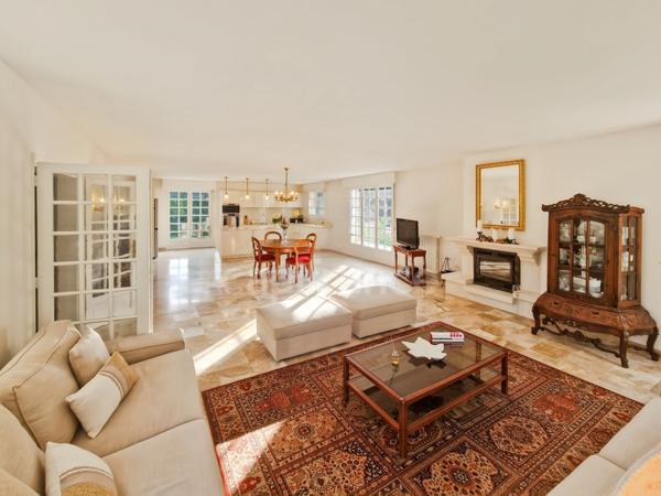 Maison de Caractère, Chambres d'Hôtes Clé en Main, Classe B, Entresol Loisirs & Garage,Propriété 5600m² Meublée, Sans Travaux!