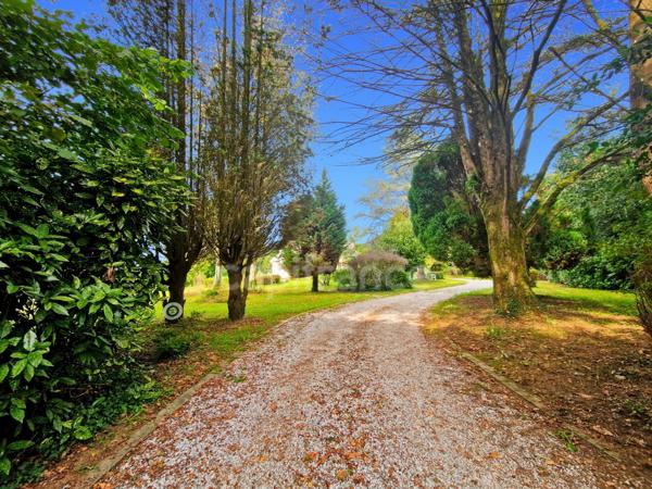 Maison de Caractère, Chambres d'Hôtes Clé en Main, Classe B, Entresol Loisirs & Garage,Propriété 5600m² Meublée, Sans Travaux!