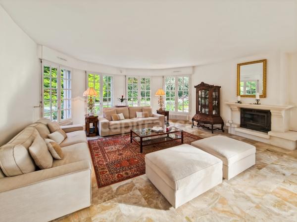 Maison de Caractère, Chambres d'Hôtes Clé en Main, Classe B, Entresol Loisirs & Garage,Propriété 5600m² Meublée, Sans Travaux!