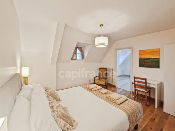 Maison de Caractère, Chambres d'Hôtes Clé en Main, Classe B, Entresol Loisirs & Garage,Propriété 5600m² Meublée, Sans Travaux!