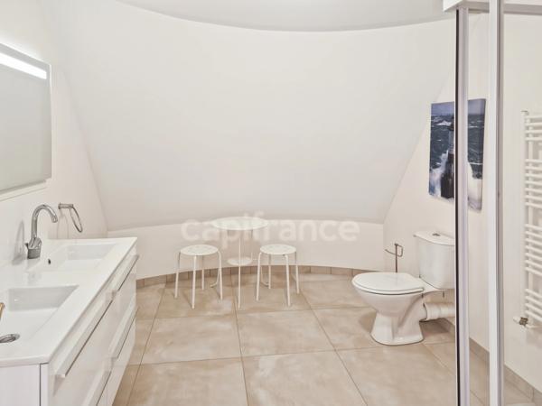 Maison de Caractère, Chambres d'Hôtes Clé en Main, Classe B, Entresol Loisirs & Garage,Propriété 5600m² Meublée, Sans Travaux!