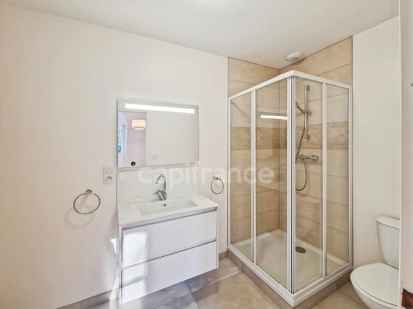 Maison de Caractère, Chambres d'Hôtes Clé en Main, Classe B, Entresol Loisirs & Garage,Propriété 5600m² Meublée, Sans Travaux!