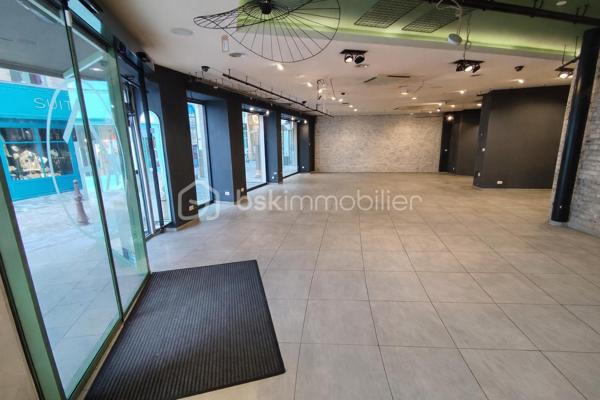 A vendre Murs Commerciaux (ss Fonds) 

Local Commercial au Rez de chaussée en Hyper Centre de plus de 250 m2 libre de pas de porte.
Rénovation récente - Plafond Anti Feu sur 50% de la surface - Sous Sol de plus de 220 m2 - Salle de pause de 20 m2 - Sanitaire
Grande Vitrine d'angle, exposition maximale, emplacement marché, stationnement de proximité.

Pour faciliter le stockage à l'approvisionnement vous disposez d'un monte charge (2021) pouvant accepter 500 kg de charge utile avec une surface supérieur d'une palette
Chauffage système climatiseur - réversible - Moteur Récent avec diffusion sur 6 modules dont 3 HS
Charges de copropriété environ 3 000€ / an

Avis aux investisseurs, Contactez moi !
Lots n° 37, 40, 45 et 47

En option  : Possibilité d'acquérir un Appartement au 1er Etage de 130 m2 à restaurer
avec accès ascenseur 2 personnes