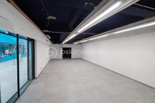 A vendre Murs Commerciaux (ss Fonds) 

Local Commercial au Rez de chaussée en Hyper Centre de plus de 250 m2 libre de pas de porte.
Rénovation récente - Plafond Anti Feu sur 50% de la surface - Sous Sol de plus de 220 m2 - Salle de pause de 20 m2 - Sanitaire
Grande Vitrine d'angle, exposition maximale, emplacement marché, stationnement de proximité.

Pour faciliter le stockage à l'approvisionnement vous disposez d'un monte charge (2021) pouvant accepter 500 kg de charge utile avec une surface supérieur d'une palette
Chauffage système climatiseur - réversible - Moteur Récent avec diffusion sur 6 modules dont 3 HS
Charges de copropriété environ 3 000€ / an

Avis aux investisseurs, Contactez moi !
Lots n° 37, 40, 45 et 47

En option  : Possibilité d'acquérir un Appartement au 1er Etage de 130 m2 à restaurer
avec accès ascenseur 2 personnes