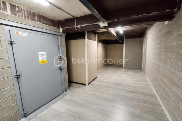 A vendre Murs Commerciaux (ss Fonds) 

Local Commercial au Rez de chaussée en Hyper Centre de plus de 250 m2 libre de pas de porte.
Rénovation récente - Plafond Anti Feu sur 50% de la surface - Sous Sol de plus de 220 m2 - Salle de pause de 20 m2 - Sanitaire
Grande Vitrine d'angle, exposition maximale, emplacement marché, stationnement de proximité.

Pour faciliter le stockage à l'approvisionnement vous disposez d'un monte charge (2021) pouvant accepter 500 kg de charge utile avec une surface supérieur d'une palette
Chauffage système climatiseur - réversible - Moteur Récent avec diffusion sur 6 modules dont 3 HS
Charges de copropriété environ 3 000€ / an

Avis aux investisseurs, Contactez moi !
Lots n° 37, 40, 45 et 47

En option  : Possibilité d'acquérir un Appartement au 1er Etage de 130 m2 à restaurer
avec accès ascenseur 2 personnes