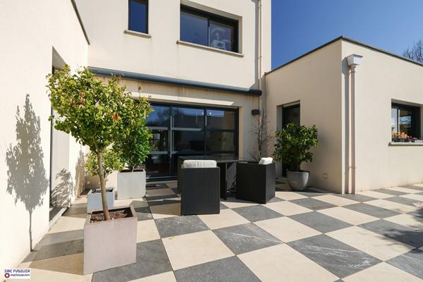 A vendre maison contemporaine à BETTON, piscine 10*3, 198m² habitable, 700m² de parcelle, 6 pièces, 4 chambres dont une suite parentale au rez-de-chaussée.