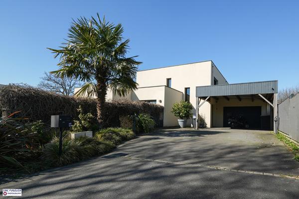 A vendre maison contemporaine à BETTON, piscine 10*3, 198m² habitable, 700m² de parcelle, 6 pièces, 4 chambres dont une suite parentale au rez-de-chaussée.