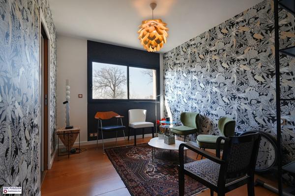 A vendre maison contemporaine à BETTON, piscine 10*3, 198m² habitable, 700m² de parcelle, 6 pièces, 4 chambres dont une suite parentale au rez-de-chaussée.