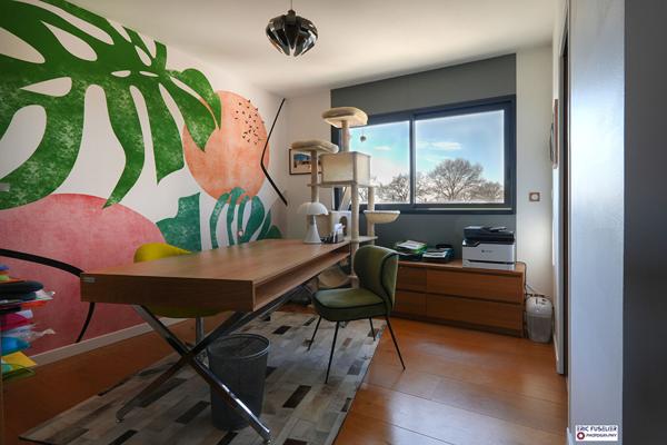 A vendre maison contemporaine à BETTON, piscine 10*3, 198m² habitable, 700m² de parcelle, 6 pièces, 4 chambres dont une suite parentale au rez-de-chaussée.