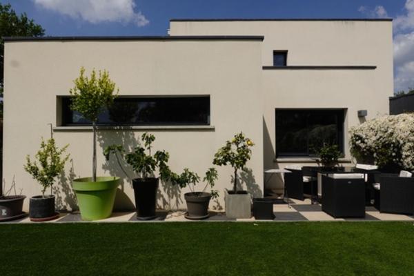 A vendre maison contemporaine à BETTON, piscine 10*3, 198m² habitable, 700m² de parcelle, 6 pièces, 4 chambres dont une suite parentale au rez-de-chaussée.