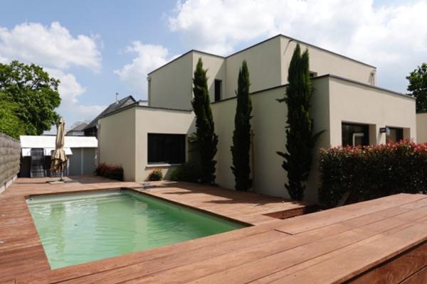 A vendre maison contemporaine à BETTON, piscine 10*3, 198m² habitable, 700m² de parcelle, 6 pièces, 4 chambres dont une suite parentale au rez-de-chaussée.