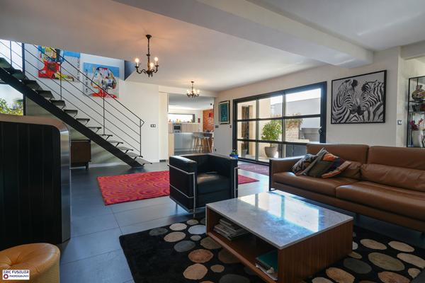 A vendre maison contemporaine à BETTON, piscine 10*3, 198m² habitable, 700m² de parcelle, 6 pièces, 4 chambres dont une suite parentale au rez-de-chaussée.