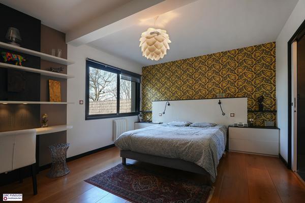 A vendre maison contemporaine à BETTON, piscine 10*3, 198m² habitable, 700m² de parcelle, 6 pièces, 4 chambres dont une suite parentale au rez-de-chaussée.