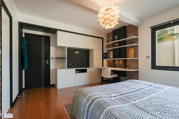 A vendre maison contemporaine à BETTON, piscine 10*3, 198m² habitable, 700m² de parcelle, 6 pièces, 4 chambres dont une suite parentale au rez-de-chaussée.