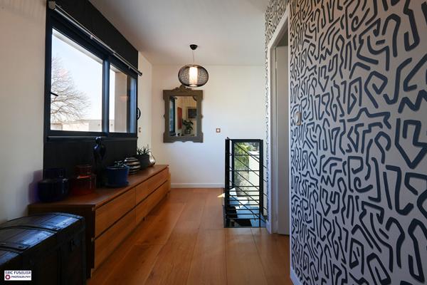 A vendre maison contemporaine à BETTON, piscine 10*3, 198m² habitable, 700m² de parcelle, 6 pièces, 4 chambres dont une suite parentale au rez-de-chaussée.