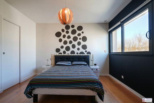 A vendre maison contemporaine à BETTON, piscine 10*3, 198m² habitable, 700m² de parcelle, 6 pièces, 4 chambres dont une suite parentale au rez-de-chaussée.