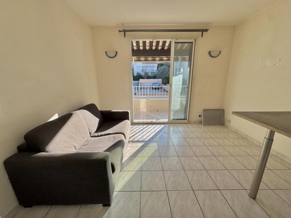 Saint-Cyr-sur-Mer (83270) Studio avec balcon – Dernier étage – Proche plages et port