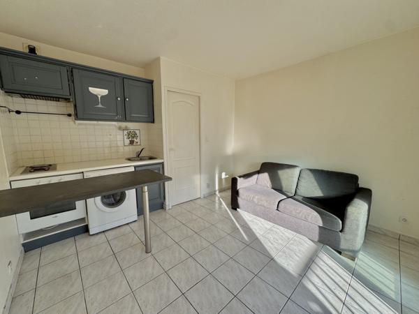 Saint-Cyr-sur-Mer (83270) Studio avec balcon – Dernier étage – Proche plages et port