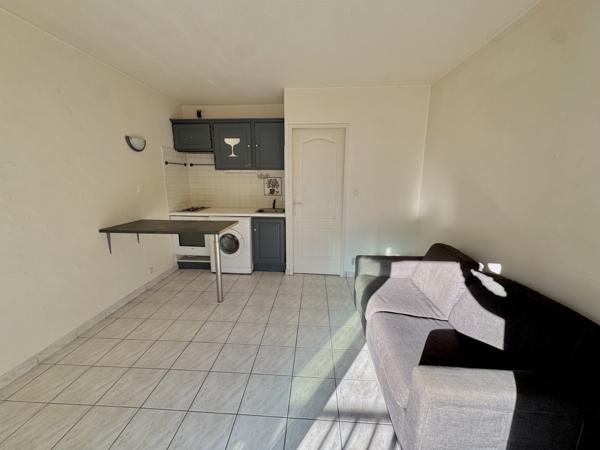 Saint-Cyr-sur-Mer (83270) Studio avec balcon – Dernier étage – Proche plages et port