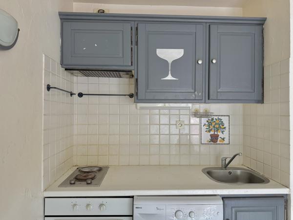 Saint-Cyr-sur-Mer (83270) Studio avec balcon – Dernier étage – Proche plages et port