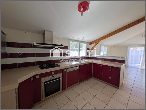 Au calme, proximité commerces et écoles et tram, garage