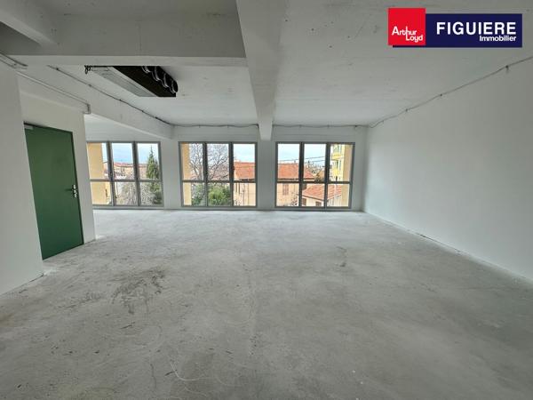 BUREAUX NEUFS À LOUER AVEC PARKING EN CENTRE-VILLE