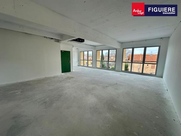 BUREAUX NEUFS À LOUER AVEC PARKING EN CENTRE-VILLE