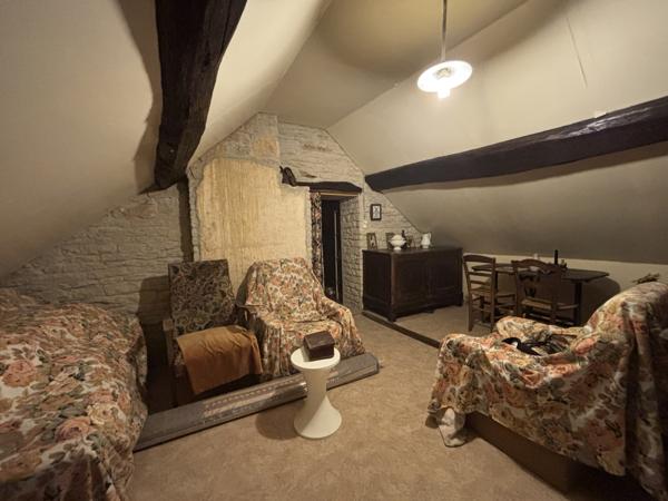 Corps de ferme , proche de CHATILLON SUR SEINE, comprenant une habitation de 80m², une grange et terrain :700m Montliot-et-Courcelles (21400)