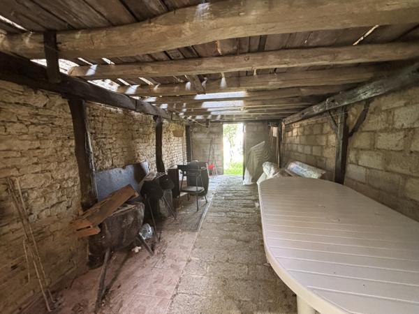 Corps de ferme , proche de CHATILLON SUR SEINE, comprenant une habitation de 80m², une grange et terrain :700m Montliot-et-Courcelles (21400)