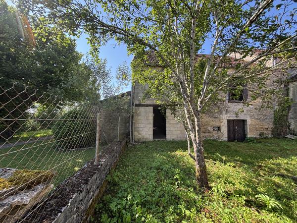 Corps de ferme , proche de CHATILLON SUR SEINE, comprenant une habitation de 80m², une grange et terrain :700m Montliot-et-Courcelles (21400)