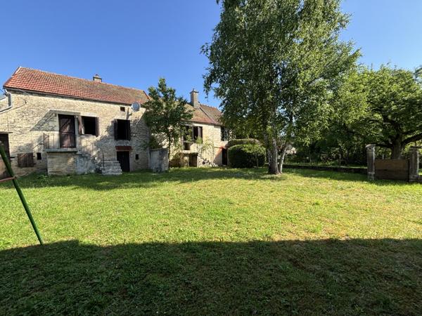 Corps de ferme , proche de CHATILLON SUR SEINE, comprenant une habitation de 80m², une grange et terrain :700m Montliot-et-Courcelles (21400)