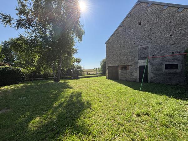 Corps de ferme , proche de CHATILLON SUR SEINE, comprenant une habitation de 80m², une grange et terrain :700m Montliot-et-Courcelles (21400)