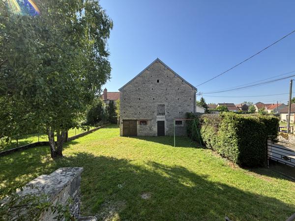 Corps de ferme , proche de CHATILLON SUR SEINE, comprenant une habitation de 80m², une grange et terrain :700m Montliot-et-Courcelles (21400)